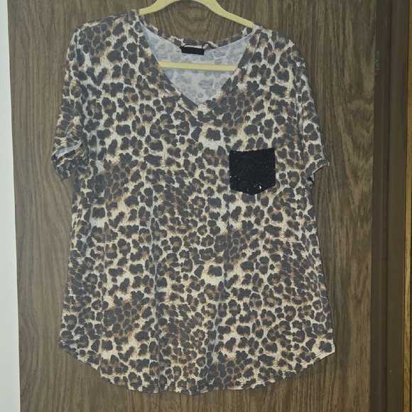 Source Unknown Tops - Source Unknown Animal Print V-Neck Tee with Black Pocket